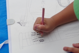 サイロを描いている児童